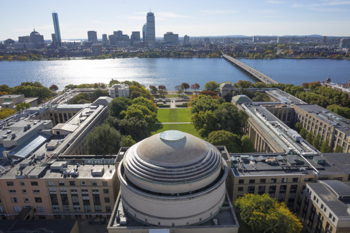 Американският MIT се опасява да не загуби федерално финансиранеMIT последва