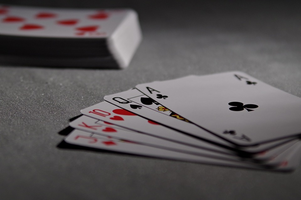 Pluribus постигна свръхчовешка производителност в мултиплеър покер, което е критичен
