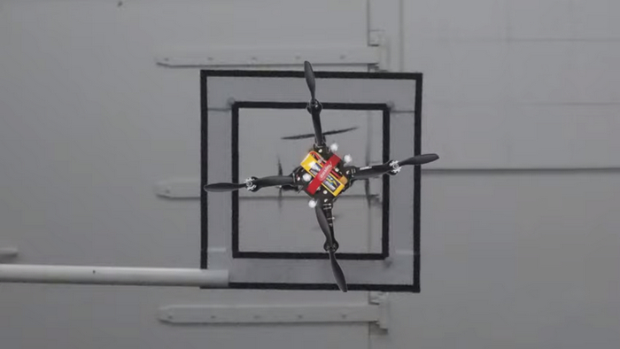 Иновативното летящо устройство е разработка на учени от БърклиКвадрокоптерът може