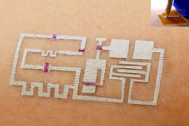 Прототип на здравния сензор нарисуван директно върху кожата на ръката снимка