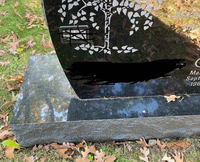 Надгробната плоча с QR код провокира философски размишления за живота(снимка:
