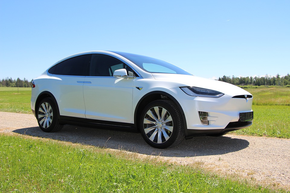 Притежателите на Tesla скоро ще могат да ползват пълен автопилот