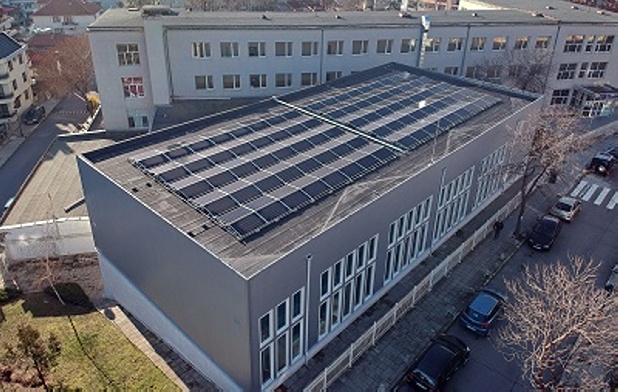 170 соларни панела са монтирани на покрива на закрития басейн