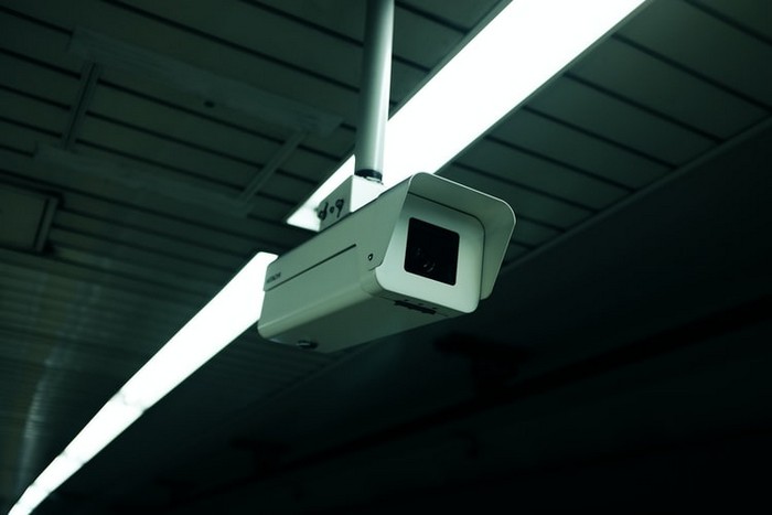 Камери за разпознаване на лица надничат из молове жилищни комплекси
