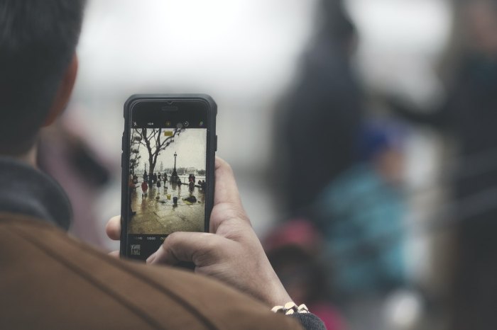 Мобилните телефони станаха ключов инструмент за спешно информиране на обществеността снимка