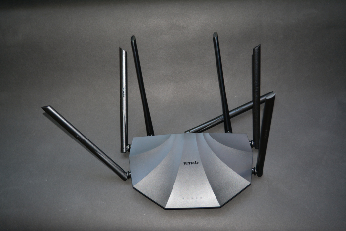 Wi Fi рутерът Tenda AC23 има матово черен корпус и форма наподобяваща