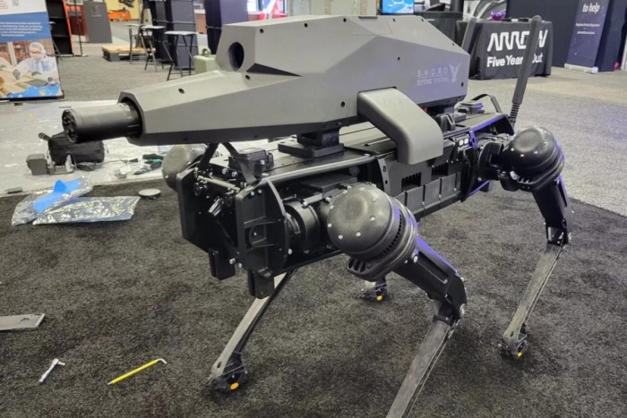Автономният снайпер е монтиран на гърба на кучето-робот Vision-60(снимка: Sword