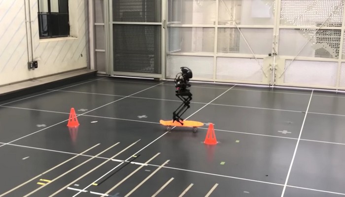 Двукрак робот-дрон ходи, лети и кара скейтборд thumbnail