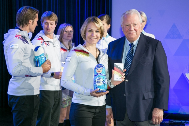 Витали Смирнов, член на МОК представя Samsung Galaxy Note 3, официалния олимпийски телефон на Сочи 2014 на Магдалена Нойнер (Германия) и идруги атлети от Samsung GALAXY Team