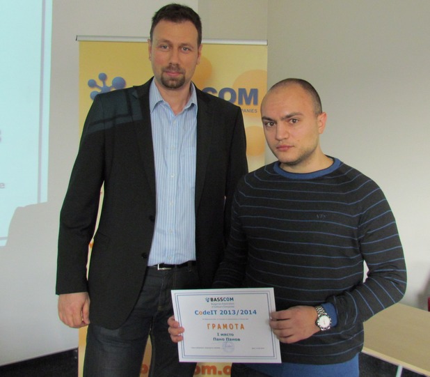 Пано Панов (вдясно) спечели третият кръг на конкурса по програмиране CodeIT  