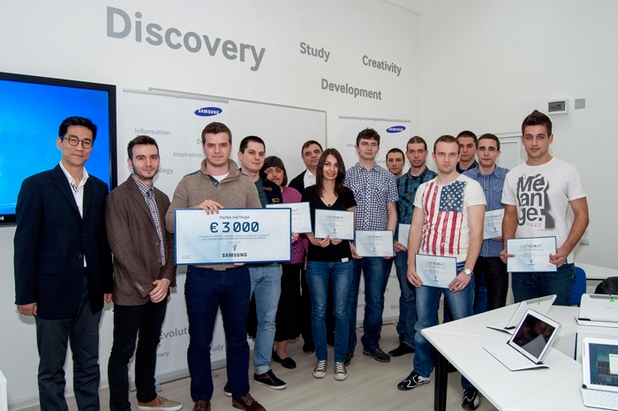 Най-добре представилите се студенти в Лабораторията за иновации към ФМИ получиха сериозни награди от Samsung