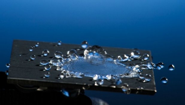 Учени от Рочестърския университет успяха да придадат водоотблъскващи свойства на металите, като ги обработват с лазер (снимка: J. Adam Fenster / University of Rochester)