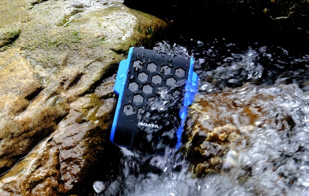 HD720 може да бъде потопен за до 120 минути във вода, на дълбочина до 2 метра