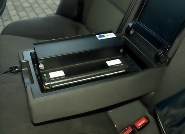 Обикновено принтерът е монтиран в подлакътника на задната седалка, но може лесно да бъде преместен и отпред
