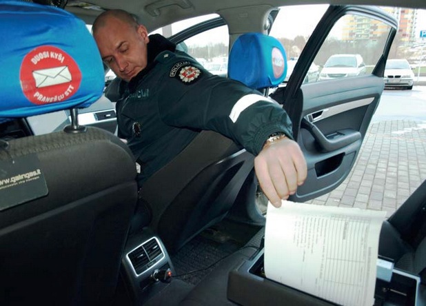 Малките мобилни принтери на Brother са разположени в купето така, че полицаят на предната седалка може да ги достигне