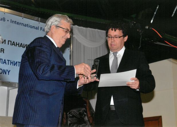 Председателят на БАСЕЛ д-р Румен Атанасов връчва наградата „Иновативен продукт 2015 г.” на инж. Димитър Белелиев, председател на съвета на директорите на ЦЕРБ