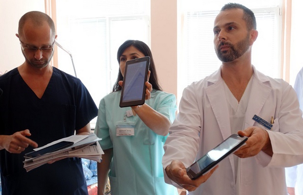Лекари от столичната Първа САГБАЛ „Св. София” демонстрират достъп до болничната система през таблет и мобилно приложение