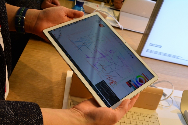 Huawei MateBook има 12-инчов IPS LCD дисплей с резолюция 2160x1440 пиксела 