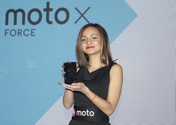 Moto X Forcе, върховият смартфон в серията, има уникален нечуплив дисплей и водоустойчивото покритие
