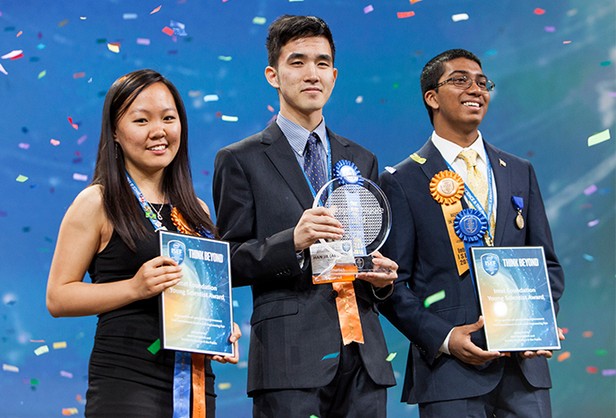 Остин Уанг (в средата) от Канада спечели топ наградата на Intel ISEF в размер на 75 000 долара