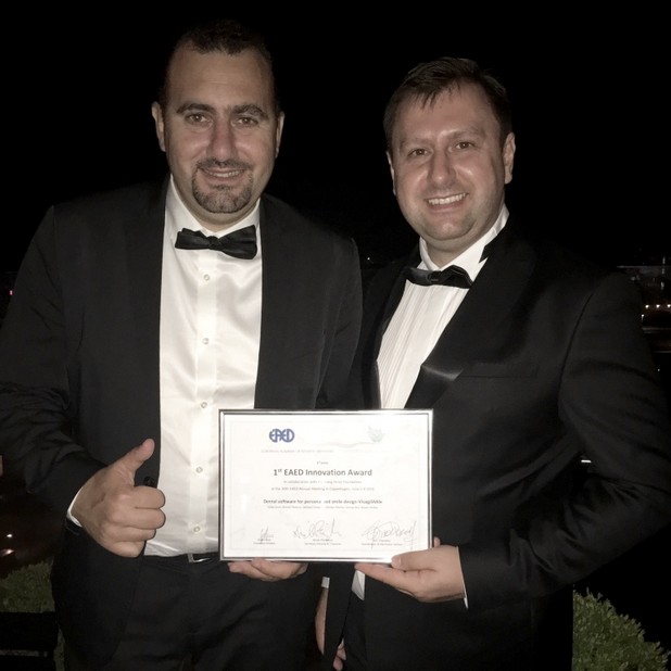 Д-р Димитър Филчев и д-р Димитър Илиев с наградата за своята разработка VisagiSMile на конкурса в Атина
