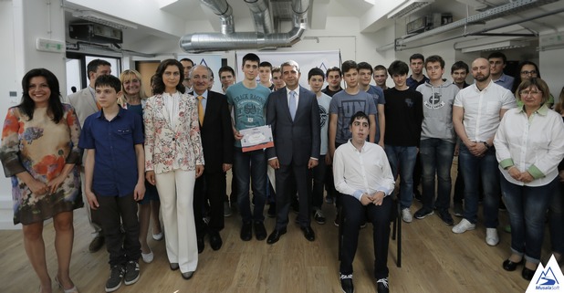 Финалистите в конкурса CodeIT заедно с президента Росен Плевнелиев, организаторите от Мусала Софт, спонсори и партньори
