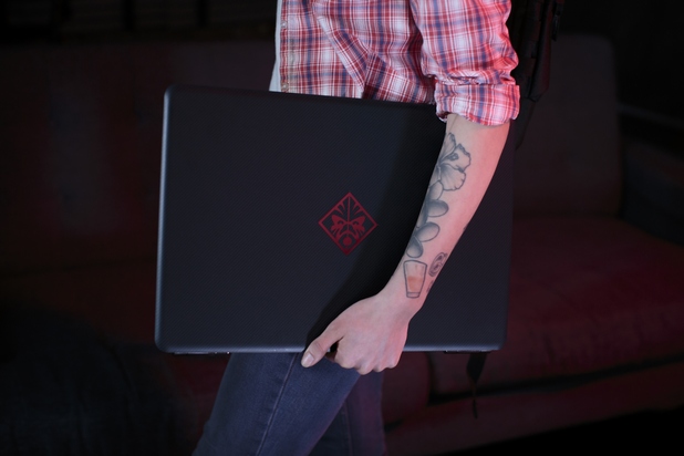 Логото на OMEN е брандирано и върху капака на лаптопа с дизайн „мрежеста черна сянка”