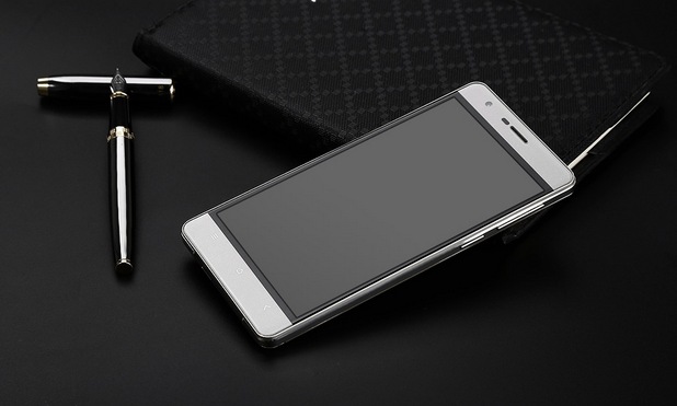 Смартфонът OUKITEL K4000 има 5-инчов Arc 2.5D екран с резолюция HD 720x1280 пиксела