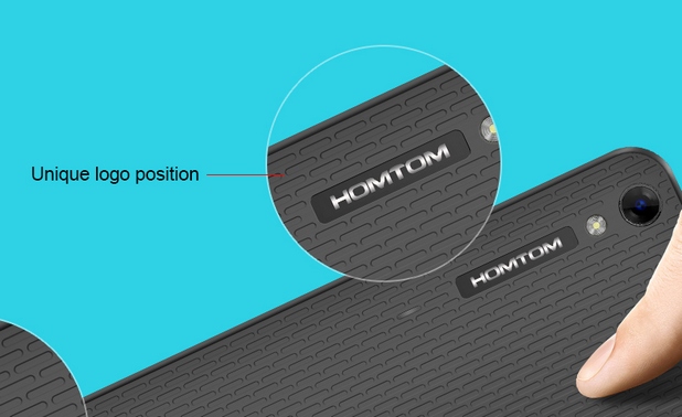 Homtom набляга на дизайна с оригинално разположение на логото, както и на точковия релеф на корпуса
