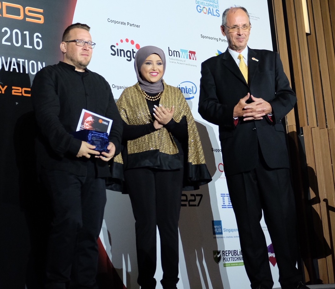 Крис Георгиев (вляво), съосновател на Имагга, получи награда за иновативната технология по време на церемония в Сингапур