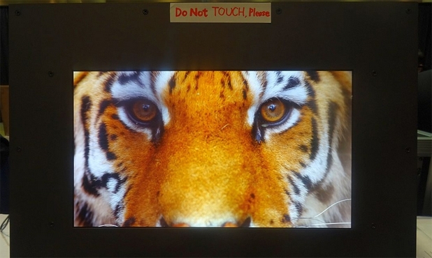 Новият OLED екран има диагонал 13,3 инча и резолюция 7680×4320 пиксела