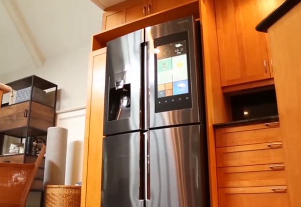 Новият хладилник на LG има голям 29-инчов дисплей с полупрозрачен сензорен екран