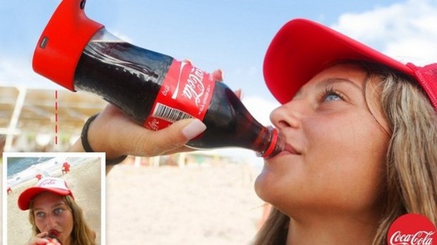 Специален аксесоар превръща обикновената бутилка на Кока-Кола в селфи бутилка (източник: Beverage Daily)