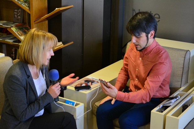 Кметът на столицата Йорданка Фандъкова и Александър Иванов от фондация „Заслушай се" проведоха разговор, благодарение на услугата за транскрибиране на българска реч реч в реално време в помощ на учащите със слухови увреждания