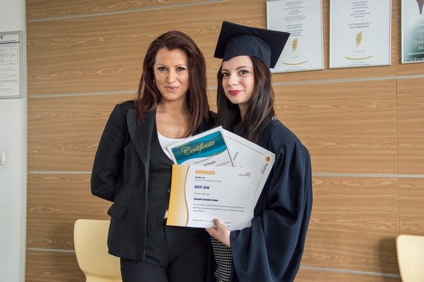 Наталия Футекова, основател на ERP Academy, е щастлива с първите дипломирани специалисти на магистърската програма, реализирана в партньорство с ВУЗФ (снимка: Лео Кирилов)