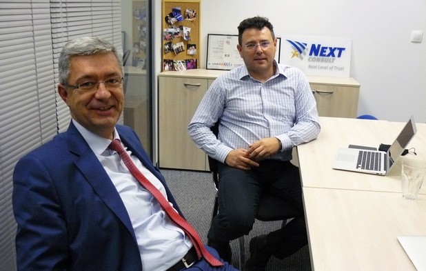Бизнесът у нас вече е много по-решителен, когато става въпрос за инвестиции в системи, бизнес консултиране и внедряване на добри бизнес практики, според специалистите от Некст Консулт – Тошко Петков (вляво) и Иво Драшков