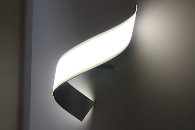 Дизайнерите могат да създават осветления с причудливи формиСветещият OLED панел
