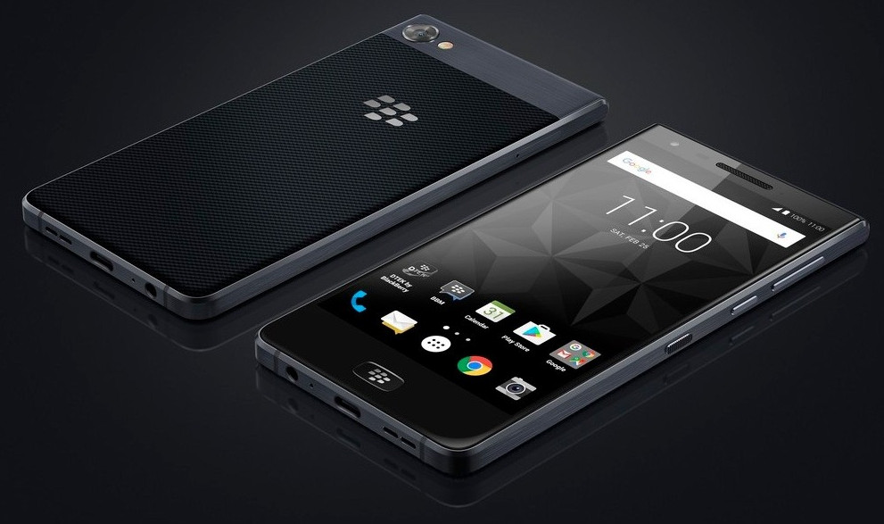 Новият смартфон загърбва класическия дизайн на маркатаBlackBerry Motion е изпълнен