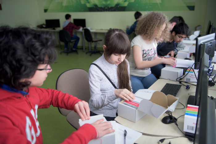 Десетки ученици участваха в обучения с Raspberry Pi устройстваДесетки ученици