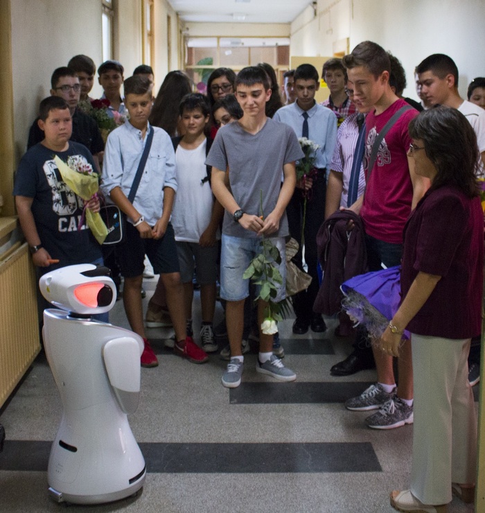 От години училището активно си сътрудничи с десетки компанииДемонстрационният робот