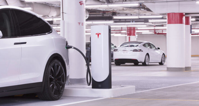 Илон Мъск обещава 100 покритие с мрежата Supercharger Зарядни станции