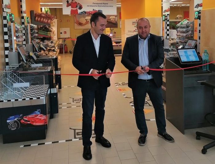 Два супермаркета в столицата вече предлагат иновациятаПетър Павлов вляво генерален