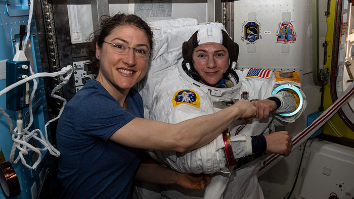 Американки от НАСА замениха захранващ блок на МКСКристина Кох (вляво)