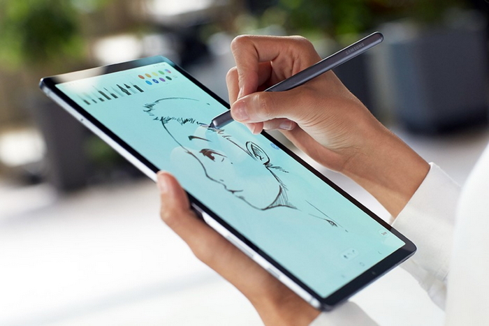 Устройството се явява обновена версия на модела Galaxy Tab S6Първият