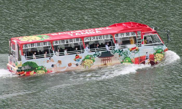 Автобус амфибия ежедневно вози туристи през язовир Янба в Япония снимка Saitama