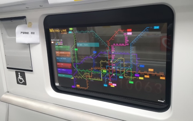 Прозрачните OLED екран на LG заменя обикновения прозорец на влака снимка