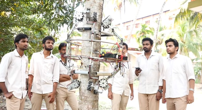 Роботът Амаран изобретен от индийски учени се катери по ствола