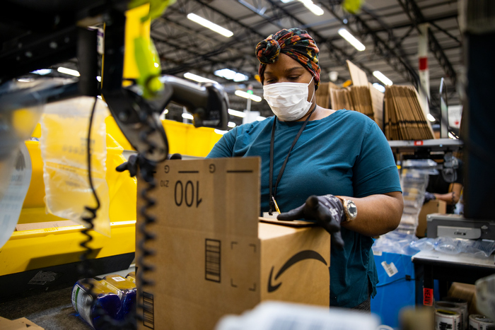 Хиляди складови работници в Amazon съжителстват с роботи снимка Amazon Ocado обяви