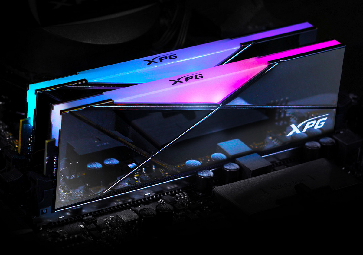 XPG Spectrix D50 Xtreme е украсен с геометрични линии и