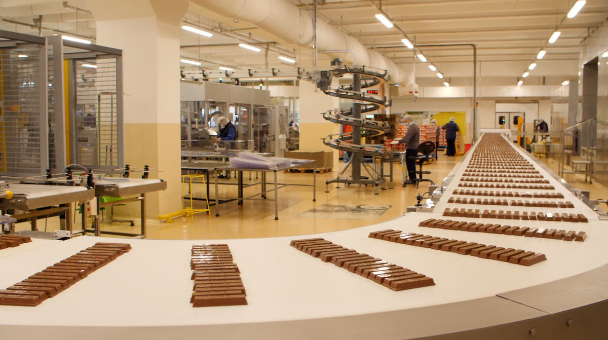 Новата роботизирана линия пакетира шоколадовите барчета KitKat(снимка: Нестле България)
Нови 23
